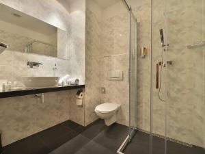 Koupelna v ubytování Ramada Airport Hotel Prague