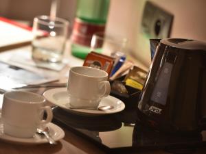 Příslušenství pro přípravu čaje a kávy v ubytování Ramada Airport Hotel Prague