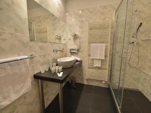 Koupelna v ubytování Ramada Airport Hotel Prague