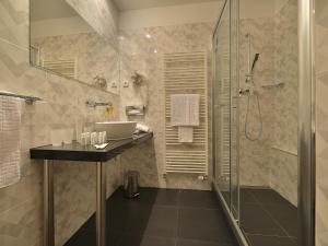 Koupelna v ubytování Ramada Airport Hotel Prague