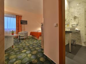 Postel nebo postele na pokoji v ubytování Ramada Airport Hotel Prague