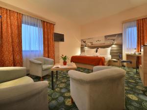TV a/nebo společenská místnost v ubytování Ramada Airport Hotel Prague
