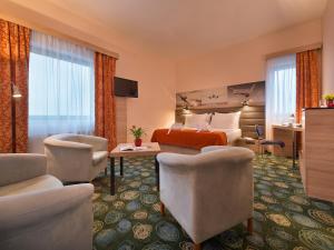 TV a/nebo společenská místnost v ubytování Ramada Airport Hotel Prague