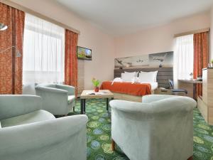 Posezení v ubytování Ramada Airport Hotel Prague