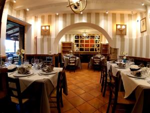 a dining room with tables and chairs in a restaurant at locanda della pacchiana in San Salvatore Telesino