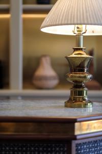 een tafel met een lamp op een tafel bij The Chow Kit - an Ormond Hotel in Kuala Lumpur