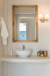 Koupelna v ubytování Eneos Kythnos Beach Villas-Executive and Premium Villas + 37 fotografií