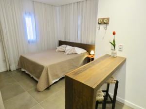 Cama ou camas em um quarto em Banzai Brava Suítes