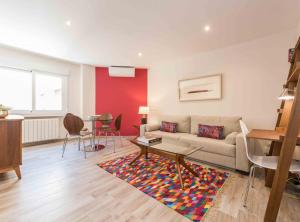 Część wypoczynkowa w obiekcie Modern 1-Bedroom Apartment in Exclusive Barrio Salamanca Ideal for 2, Near Golden mile , Goya I