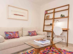 Część wypoczynkowa w obiekcie Modern 1-Bedroom Apartment in Exclusive Barrio Salamanca Ideal for 2, Near Golden mile , Goya I