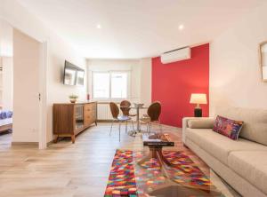 salon z kanapą i stołem w obiekcie Modern 1-Bedroom Apartment in Exclusive Barrio Salamanca Ideal for 2, Near Golden mile , Goya I w Madrycie