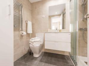 łazienka z toaletą, umywalką i prysznicem w obiekcie Modern 1-Bedroom Apartment in Exclusive Barrio Salamanca Ideal for 2, Near Golden mile , Goya I w Madrycie