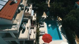Výhled na bazén z ubytování Apartments Luxury Living nebo okolí