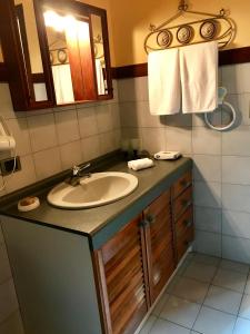 y baño con lavabo y espejo. en YAN KEE WAY LODGE BUNGALOW, en Puerto Varas