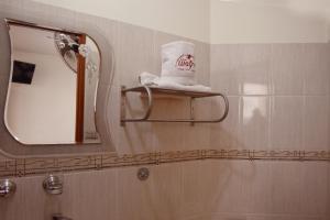 Bilik mandi di Hotel Wayra
