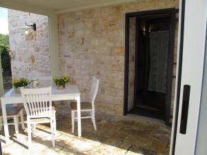 Patio o area all'aperto di Trullo delle Querce Suite Private Pool