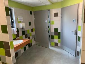 La salle de bains est pourvue d'un lavabo et d'un miroir. dans l'établissement Les Lodges de la ViaRhôna - Tentes Lodges, à Virignin