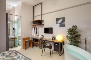 een slaapkamer met een bureau en een computer in een kamer bij Viminale View Hotel in Rome