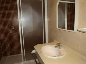 A bathroom at Apartaments Geminis