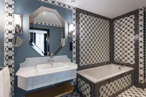 A bathroom at Room Mate Collection Alba, Madrid