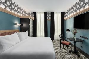 A bed or beds in a room at Room Mate Collection Alba, Madrid