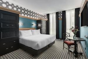 A bed or beds in a room at Room Mate Collection Alba, Madrid