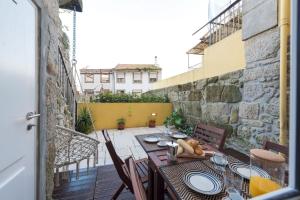 LovelyStay - Porto Peaceful Living W/ Backyard 레스토랑 또는 맛집