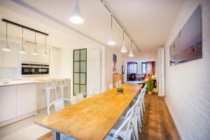a kitchen and dining room with a wooden table and chairs at Vakantiehuis Brickx in Koksijde