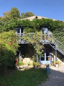 a house with ivy growing on the side of it at Petit Château in Laborde