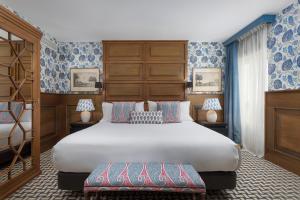 A bed or beds in a room at Room Mate Collection Alba, Madrid