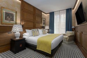A bed or beds in a room at Room Mate Collection Alba, Madrid
