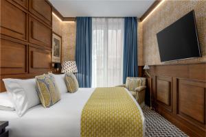 A bed or beds in a room at Room Mate Collection Alba, Madrid