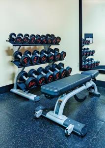 Gimnasio o equipo deportivo en Country Inn & Suites by Radisson, Appleton Airport - Fox River Mall Area