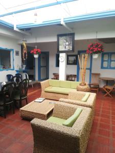 - un salon avec deux canapés et une table dans l'établissement Hostal Bosque de Niebla, à Salento