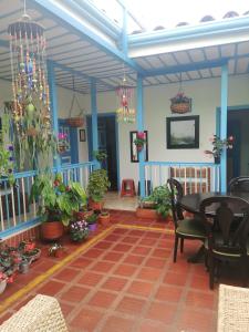 une chambre avec une table et un bouquet de plantes en pot dans l'établissement Hostal Bosque de Niebla, à Salento