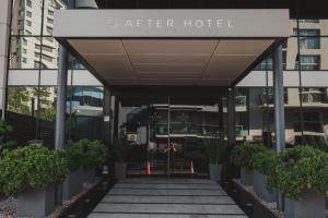 After Hotel Montevideo في مونتيفيديو: دخول شخص على مدخل الفندق