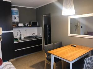 una pequeña cocina con mesa y fregadero en Apartment Lam62 en Bahía Blanca