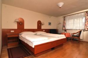 a bedroom with a large bed in a room at Gästehaus Einzinger in Krems an der Donau