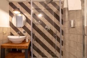 Kúpeľňa v ubytovaní Design Studio Flat Next Sorbillo on Tribunali St By HouseinNaples