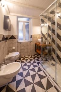 łazienka z toaletą, umywalką i prysznicem w obiekcie Design Studio Flat Next Sorbillo on Tribunali St By HouseinNaples w mieście Neapol