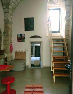 SoletoにあるAntico Bilocale Soletoのリビングルーム(階段付)、ベッドルーム(ベッド付)