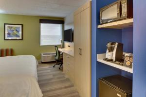 TV a/nebo společenská místnost v ubytování Holiday Inn Express Pittston - Scranton Airport by IHG