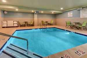 Bazén v ubytování Holiday Inn Express Pittston - Scranton Airport by IHG nebo v jeho okolí