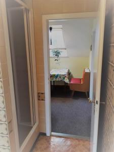 a hallway with a table and a chair in a room at Das besondere Quartier in Berlin - Pankow in Berlin