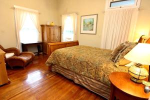 um quarto com uma cama e uma mesa com um candeeiro em Market Haus em New Braunfels