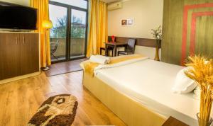 TV a/nebo společenská místnost v ubytování Hotel EOS