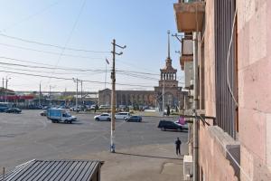 Apartment near Sasundci Davit Metro Station في يريفان: اطلاله على موقف مع شارع فيه سيارات