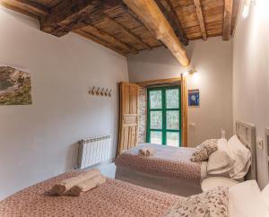 A bed or beds in a room at La Figal de Xugabolos, Salas