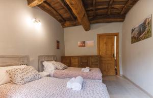 A bed or beds in a room at La Figal de Xugabolos, Salas