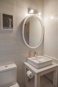 A bathroom at La Figal de Xugabolos, Salas